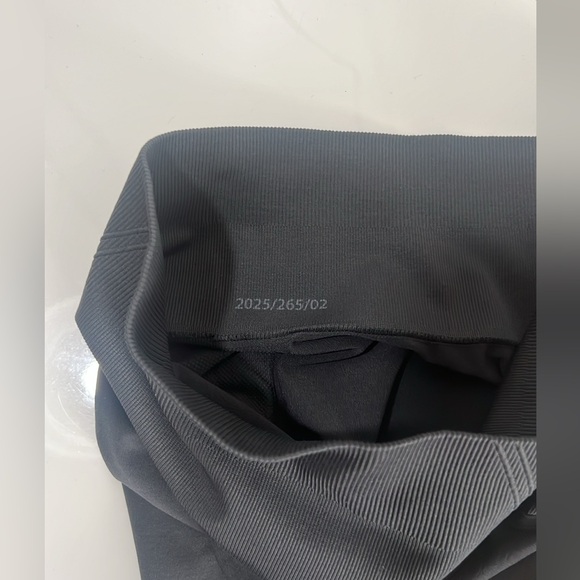 ONER ACTIVE EFFORTLESS SEAMLESS LEGGINGS IN COAL - L REG - Picture 5 of 5